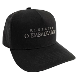 BONÉ RESPEITA O EMBAIXADOR