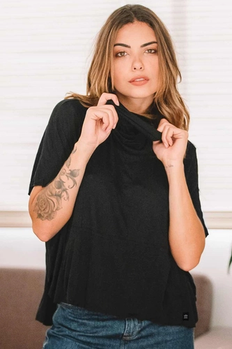 CAMISETA GOLA ALTA SOLTA