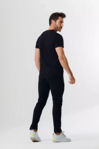 CAMISETA EMBAIXADOR NEM MUITO FEIO PRETO PRETO GG