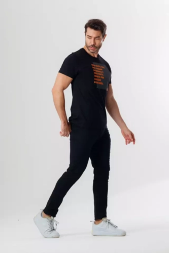 CAMISETA EMBAIXADOR NEM MUITO FEIO PRETO PRETO GG