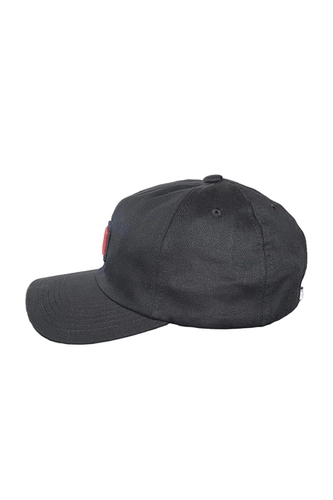 BONE PRETO COM EMBORRACHADO VERMELHO PRETO U